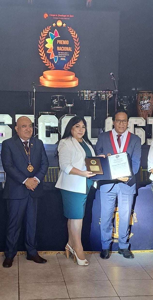 La Dra. Dany Araujo obtiene el Premio Especialidad en Psicología Educativa 2024.